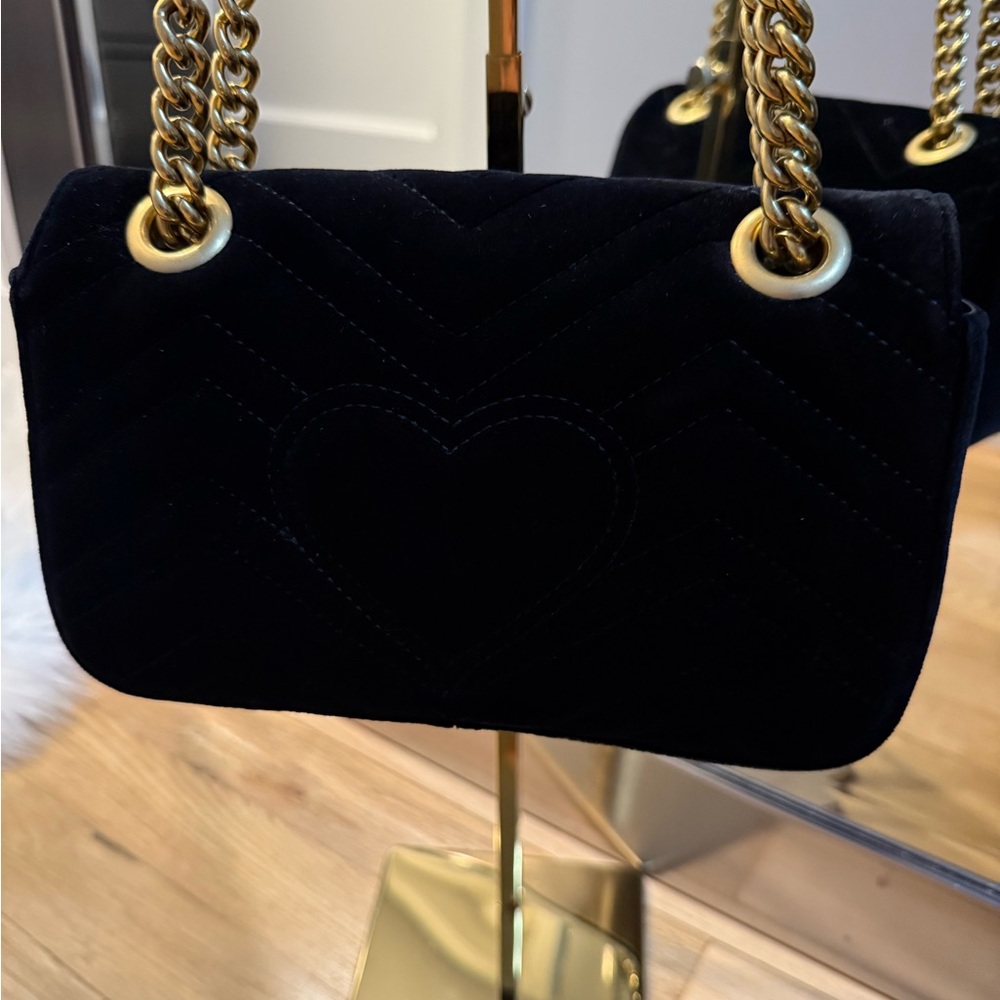 Gucci Marmont Black Velvet Shoulder Bag with Gold Accents - Picture 5 of 14